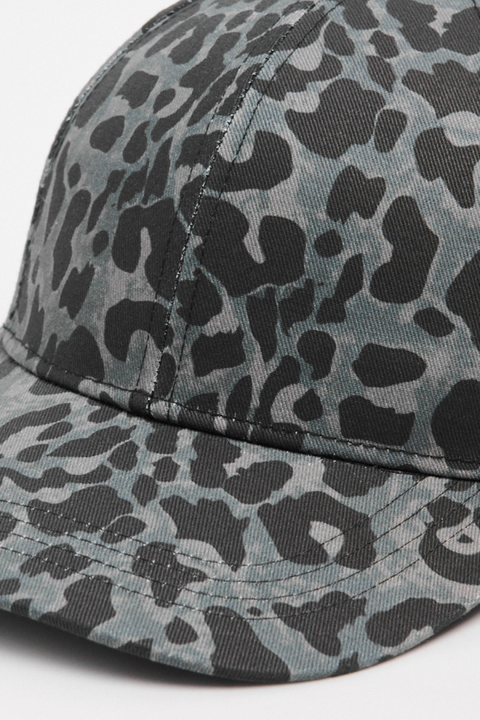Cachucha beisbolera sin refuerzo, cierre trabilla y en color gris lavado con animal print .