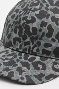 Cachucha beisbolera sin refuerzo, cierre trabilla y en color gris lavado con animal print .