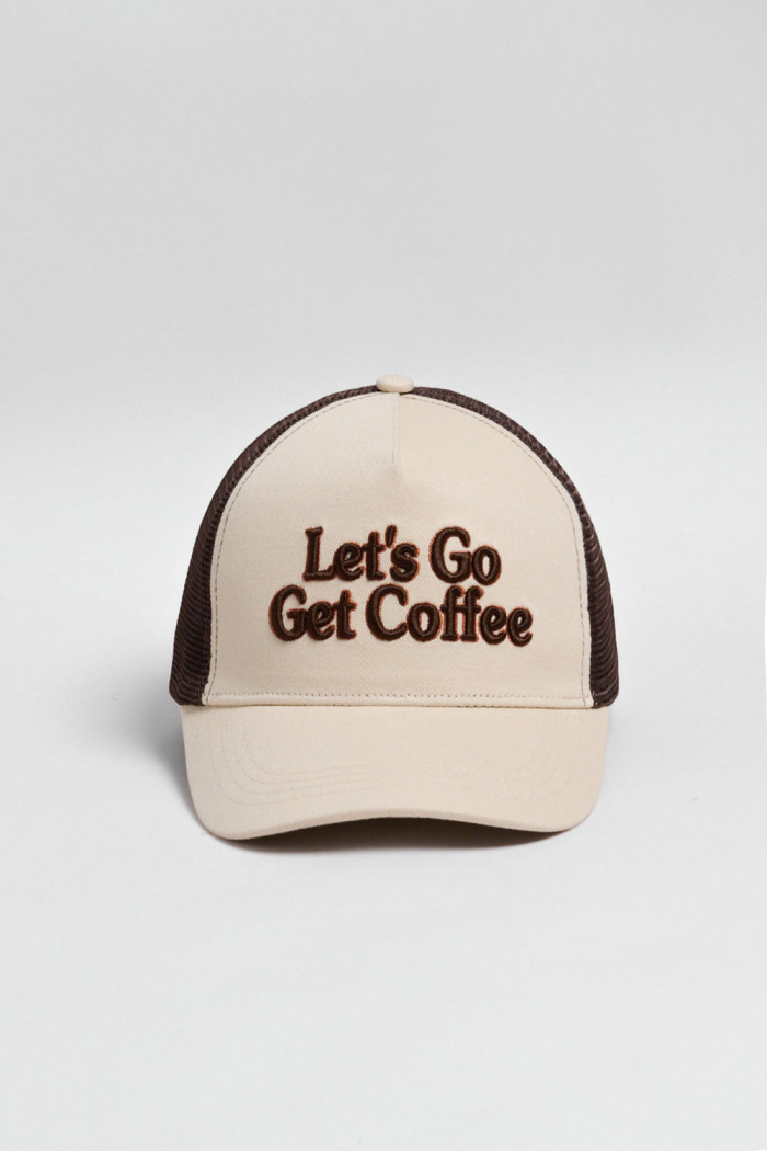 Cachucha trucker con refuerzo, cierre plástico y en color caqui con bordado aplique "Let's Go Get Coffee".