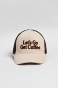 Cachucha trucker con refuerzo, cierre plástico y en color caqui con bordado aplique "Let's Go Get Coffee".