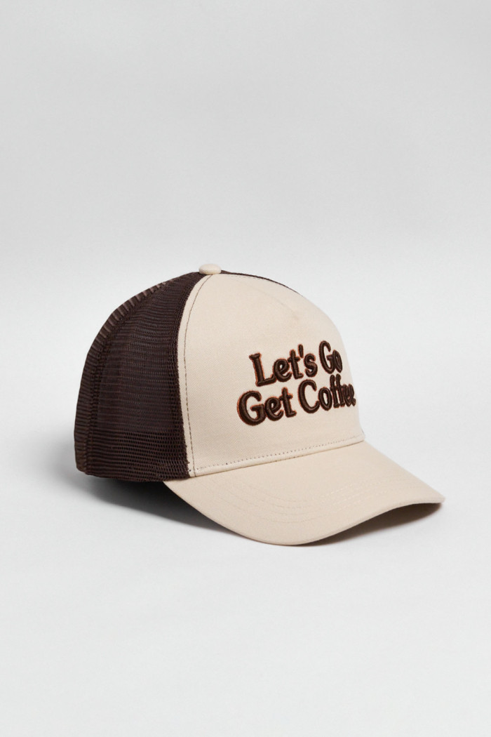 Cachucha trucker con refuerzo, cierre plástico y en color caqui con bordado aplique "Let's Go Get Coffee".