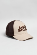 Cachucha trucker con refuerzo, cierre plástico y en color caqui con bordado aplique "Let's Go Get Coffee".