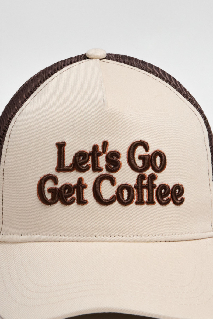 Cachucha trucker con refuerzo, cierre plástico y en color caqui con bordado aplique "Let's Go Get Coffee".