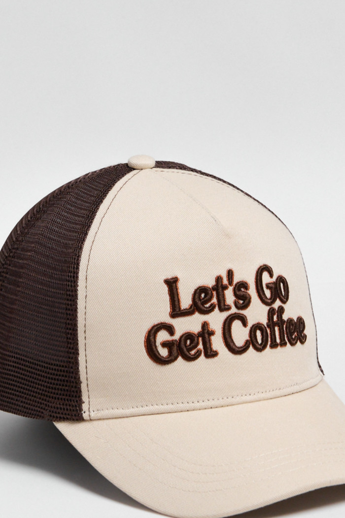 Cachucha trucker con refuerzo, cierre plástico y en color caqui con bordado aplique "Let's Go Get Coffee".