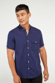 Camisa cuello button down unicolor con mangas cortas