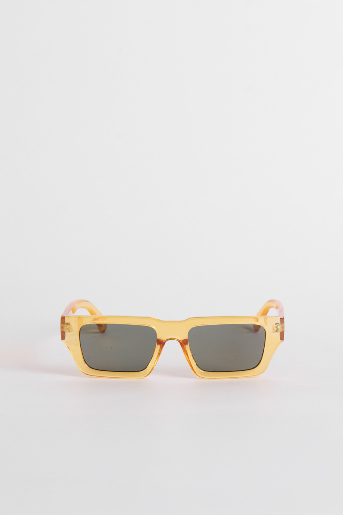 Gafas de sol de marco rectangular elaboradas en pasta amarilla y lentes oscuros.