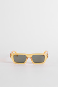 Gafas de sol de marco rectangular elaboradas en pasta amarilla y lentes oscuros.