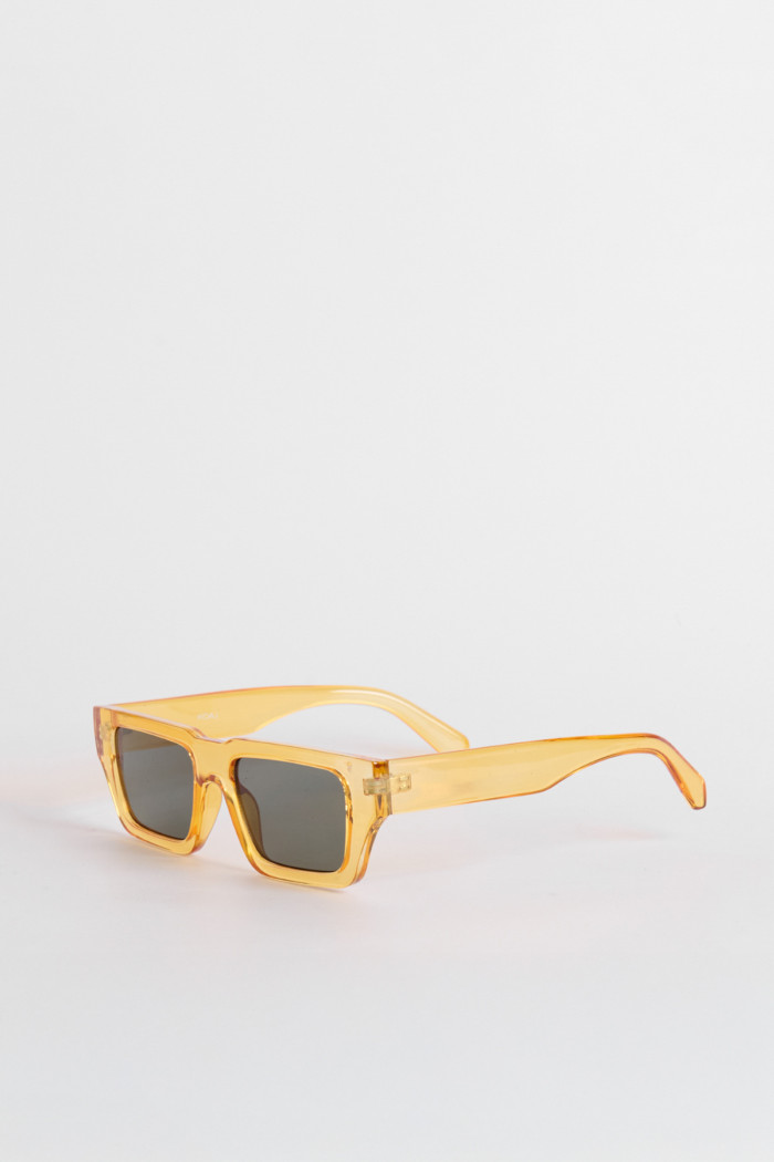 Gafas de sol de marco rectangular elaboradas en pasta amarilla y lentes oscuros.