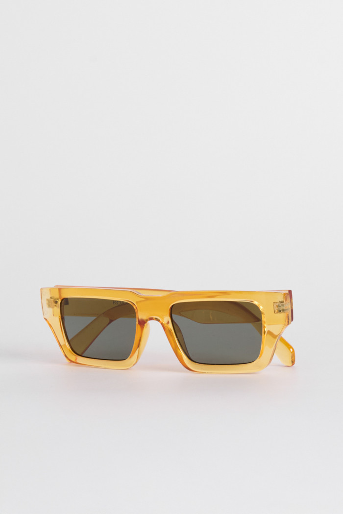 Gafas de sol de marco rectangular elaboradas en pasta amarilla y lentes oscuros.