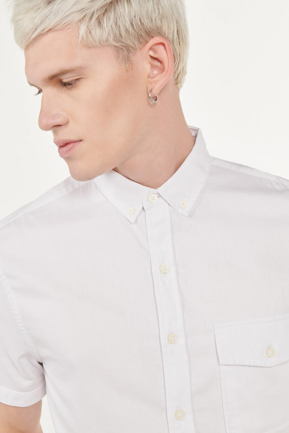 Camisa cuello button down unicolor con mangas cortas