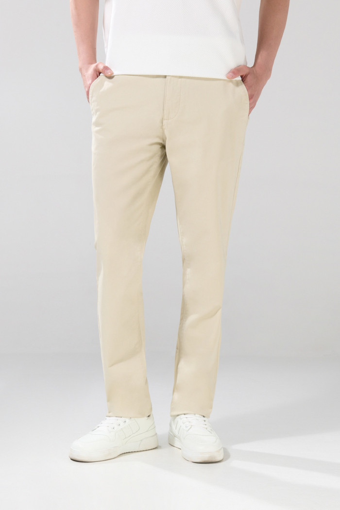 Pantalón tiro medio unicolor slim en dril con bolsillos