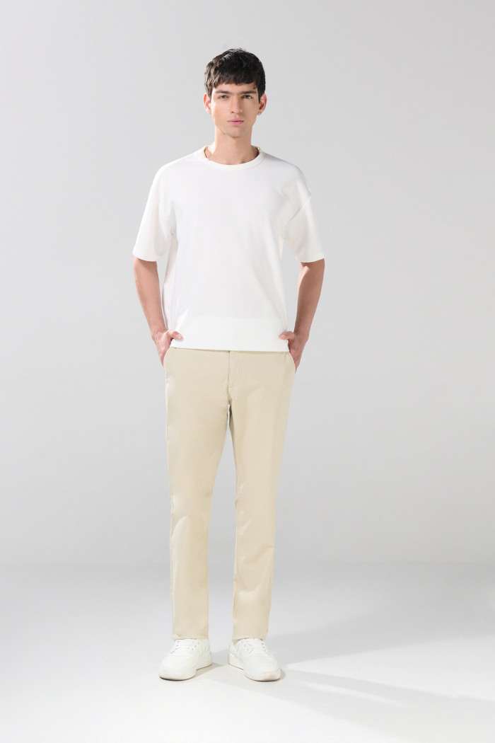 Pantalón tiro medio unicolor slim en dril con bolsillos