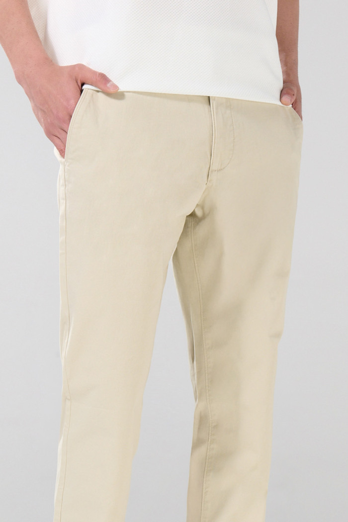 Pantalón tiro medio unicolor slim en dril con bolsillos