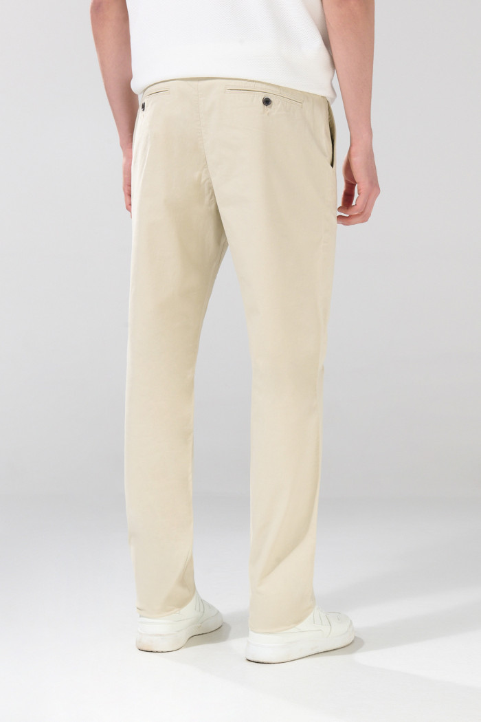 Pantalón tiro medio unicolor slim en dril con bolsillos