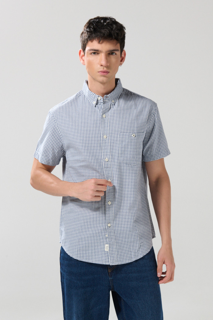Camisa azul oscura a cuadros con manga corta y bolsillo