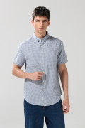 Camisa azul oscura a cuadros con manga corta y bolsillo