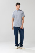 Camisa azul oscura a cuadros con manga corta y bolsillo