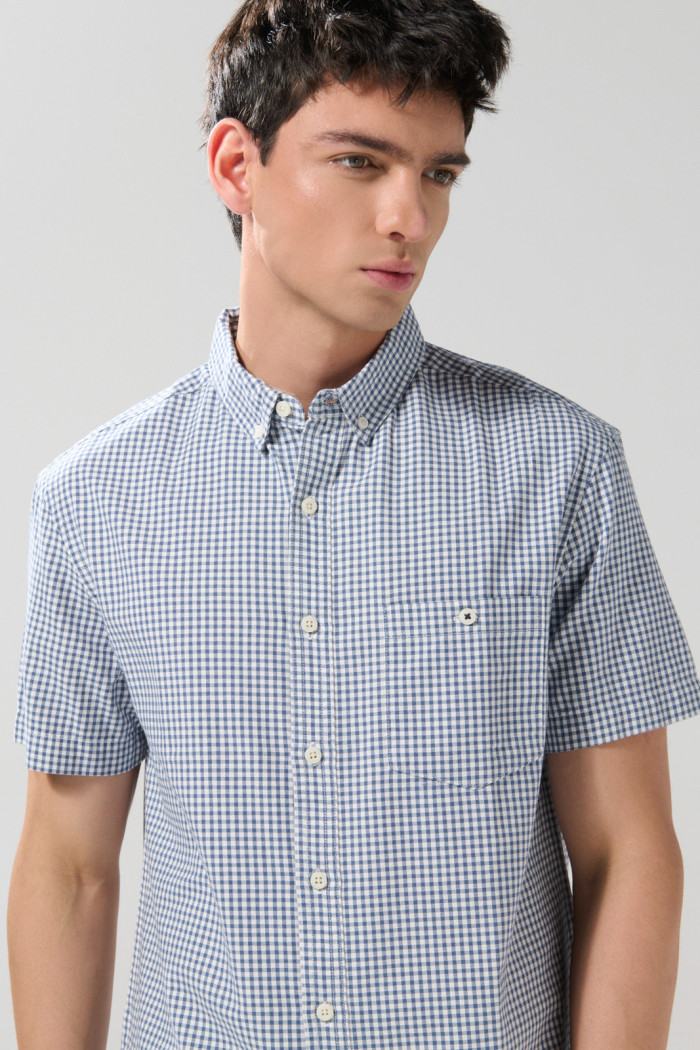 Camisa azul oscura a cuadros con manga corta y bolsillo