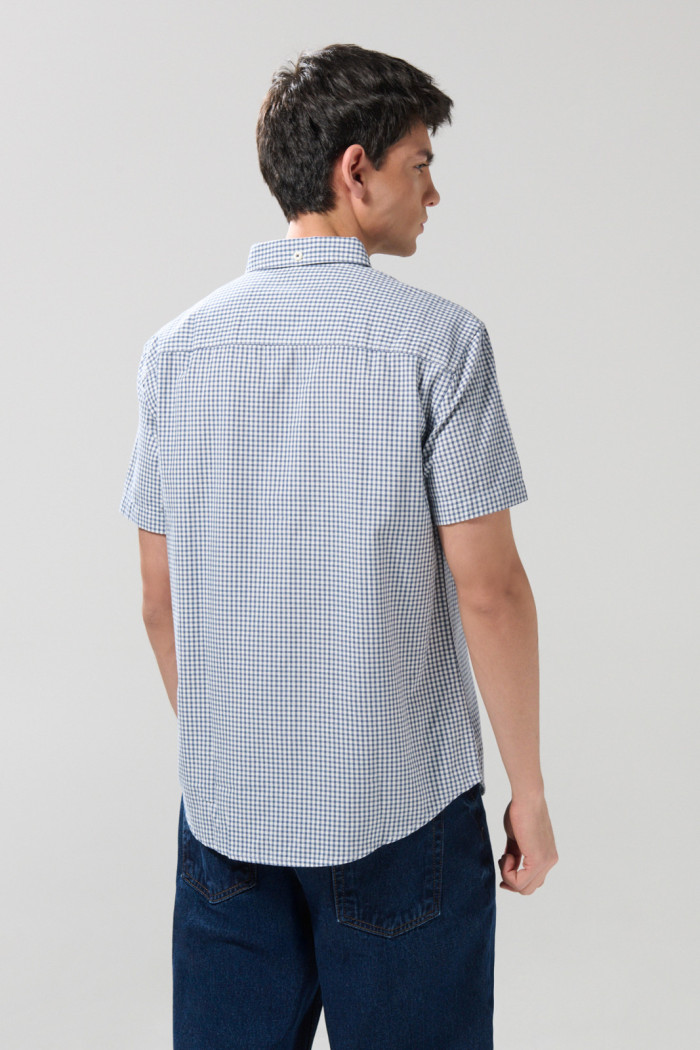 Camisa azul oscura a cuadros con manga corta y bolsillo