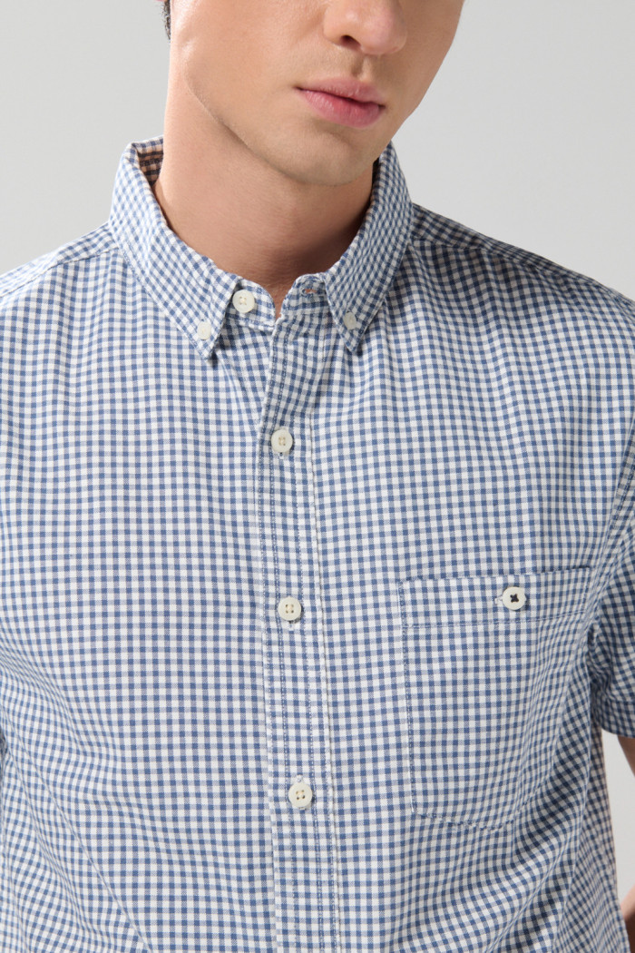Camisa azul oscura a cuadros con manga corta y bolsillo