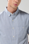 Camisa azul oscura a cuadros con manga corta y bolsillo