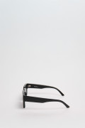 Gafas de sol con marco rectangular en color negro y lentes esfumados en contraste.