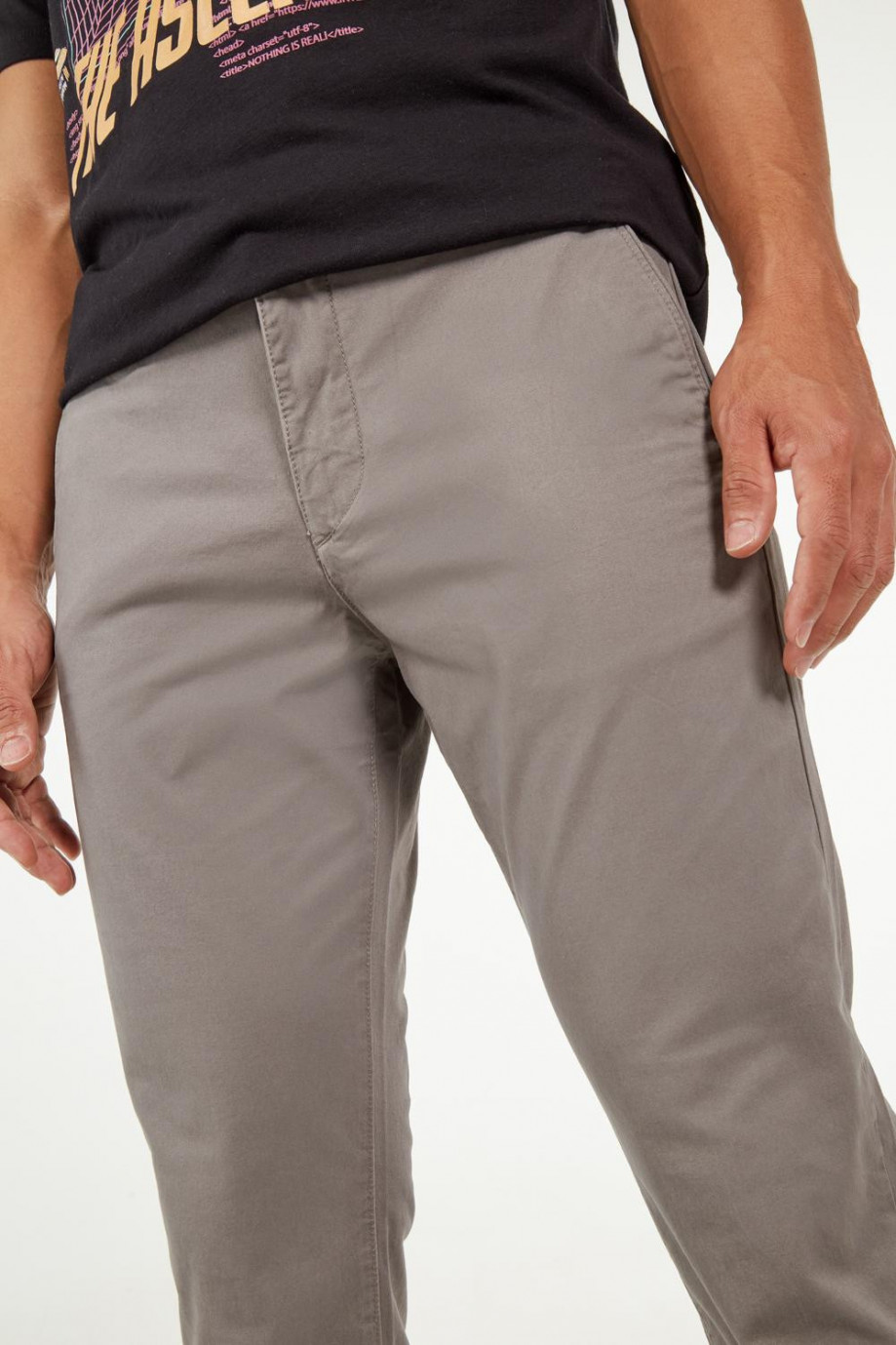 Pantalón tipo chino tiro medio unicolor con bolsillos en ribete