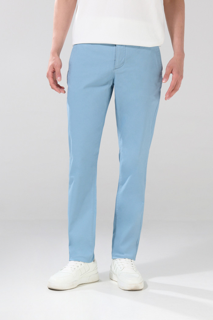 Pantalón tiro medio unicolor slim en dril con bolsillos