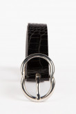 Cinturón negro con texturas y hebilla plateada metálica