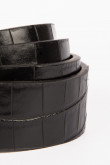 Cinturón negro con texturas y hebilla plateada metálica