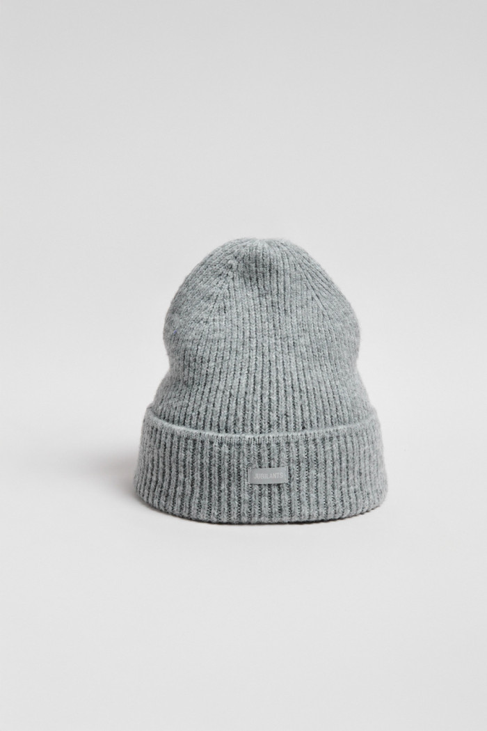 Gorro beanie en color gris.