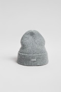 Gorro beanie en color gris.