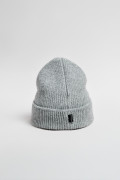 Gorro beanie en color gris.
