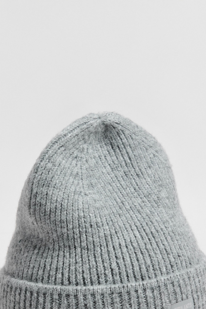 Gorro beanie en color gris.