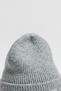 Gorro beanie en color gris.