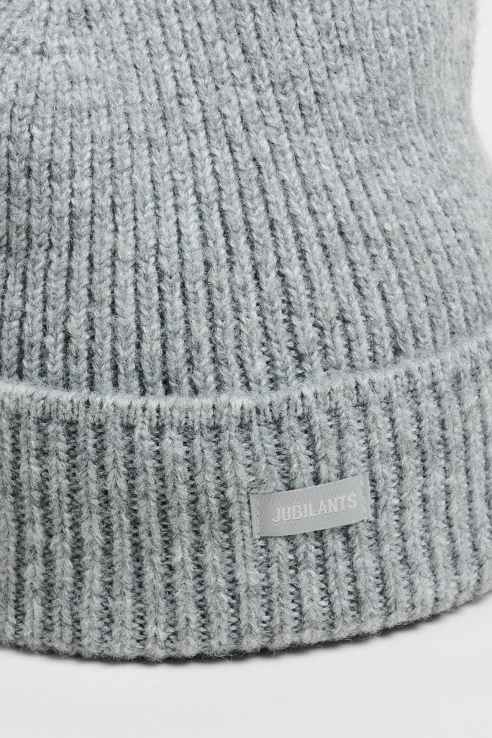 Gorro beanie en color gris.