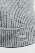 Gorro beanie en color gris.