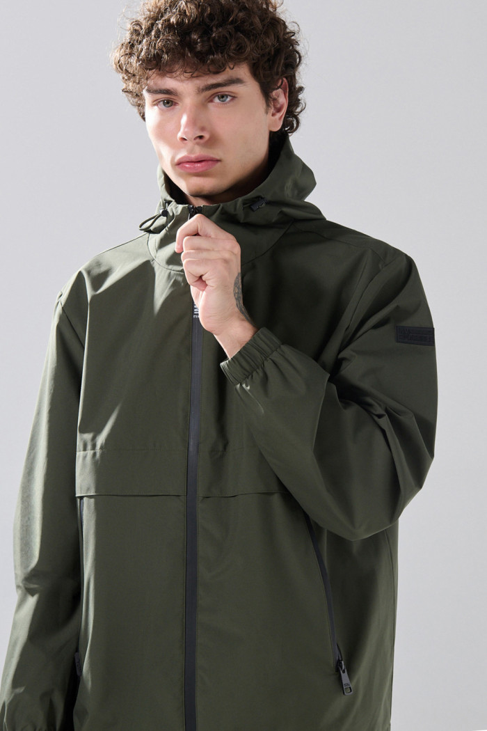 Chaqueta unicolor liviana con cremallera y capota