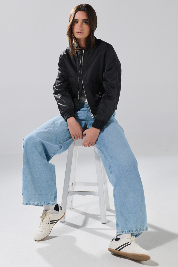 Chaqueta unicolor bomber con cremallera y acolchado interno