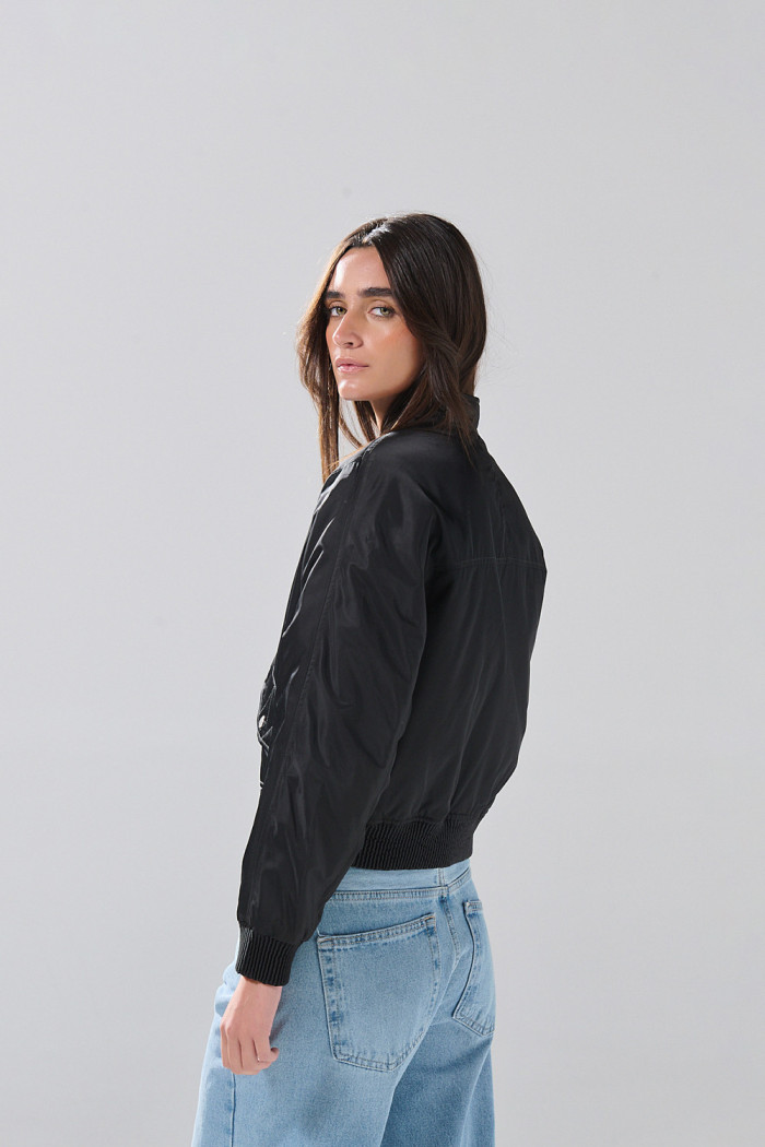 Chaqueta unicolor bomber con cremallera y acolchado interno