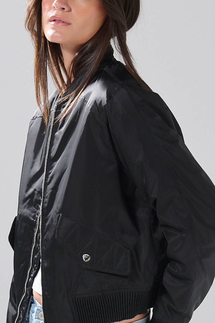Chaqueta unicolor bomber con cremallera y acolchado interno