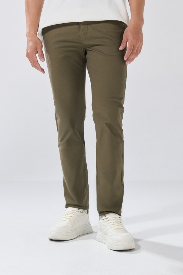 Pantalón unicolor en dril slim con bolsillos y tiro medio