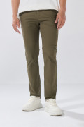 Pantalón unicolor en dril slim con bolsillos y tiro medio