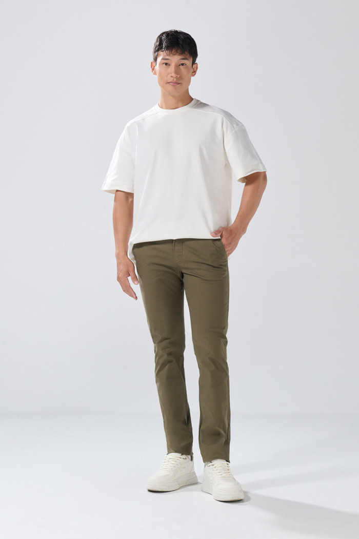 Pantalón unicolor en dril slim con bolsillos y tiro medio