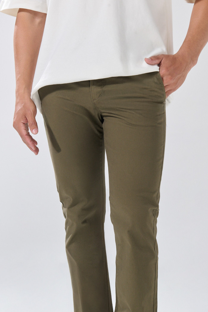 Pantalón unicolor en dril slim con bolsillos y tiro medio