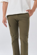 Pantalón unicolor en dril slim con bolsillos y tiro medio