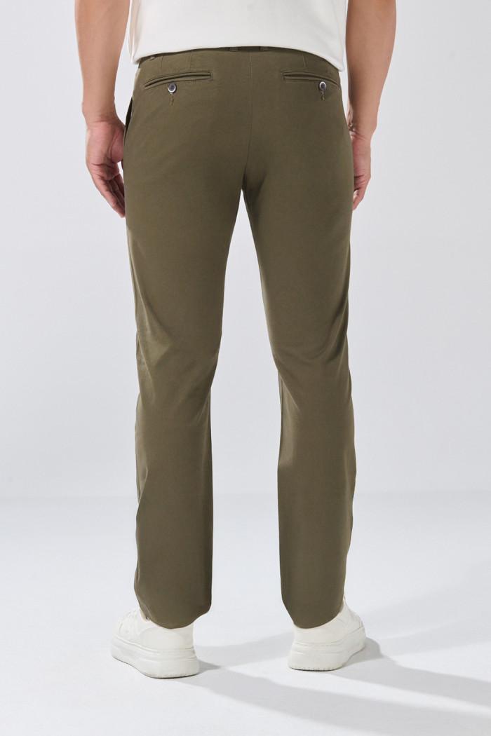Pantalón unicolor en dril slim con bolsillos y tiro medio