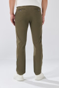 Pantalón unicolor en dril slim con bolsillos y tiro medio