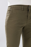 Pantalón unicolor en dril slim con bolsillos y tiro medio