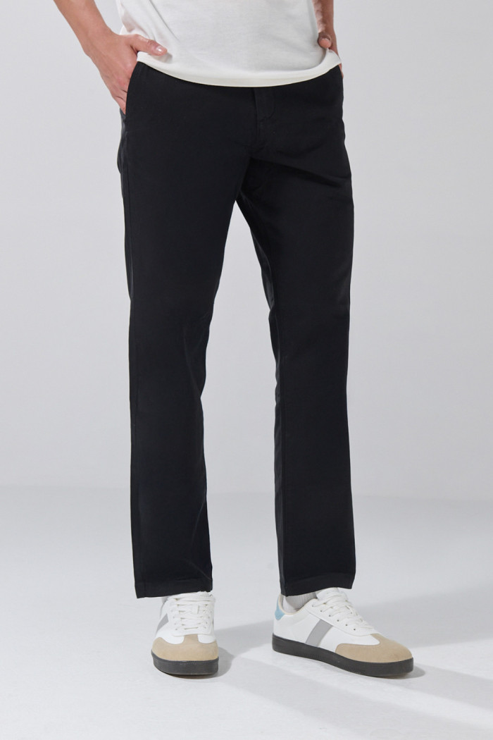 Pantalón en dril straight leg unicolor con tiro medio